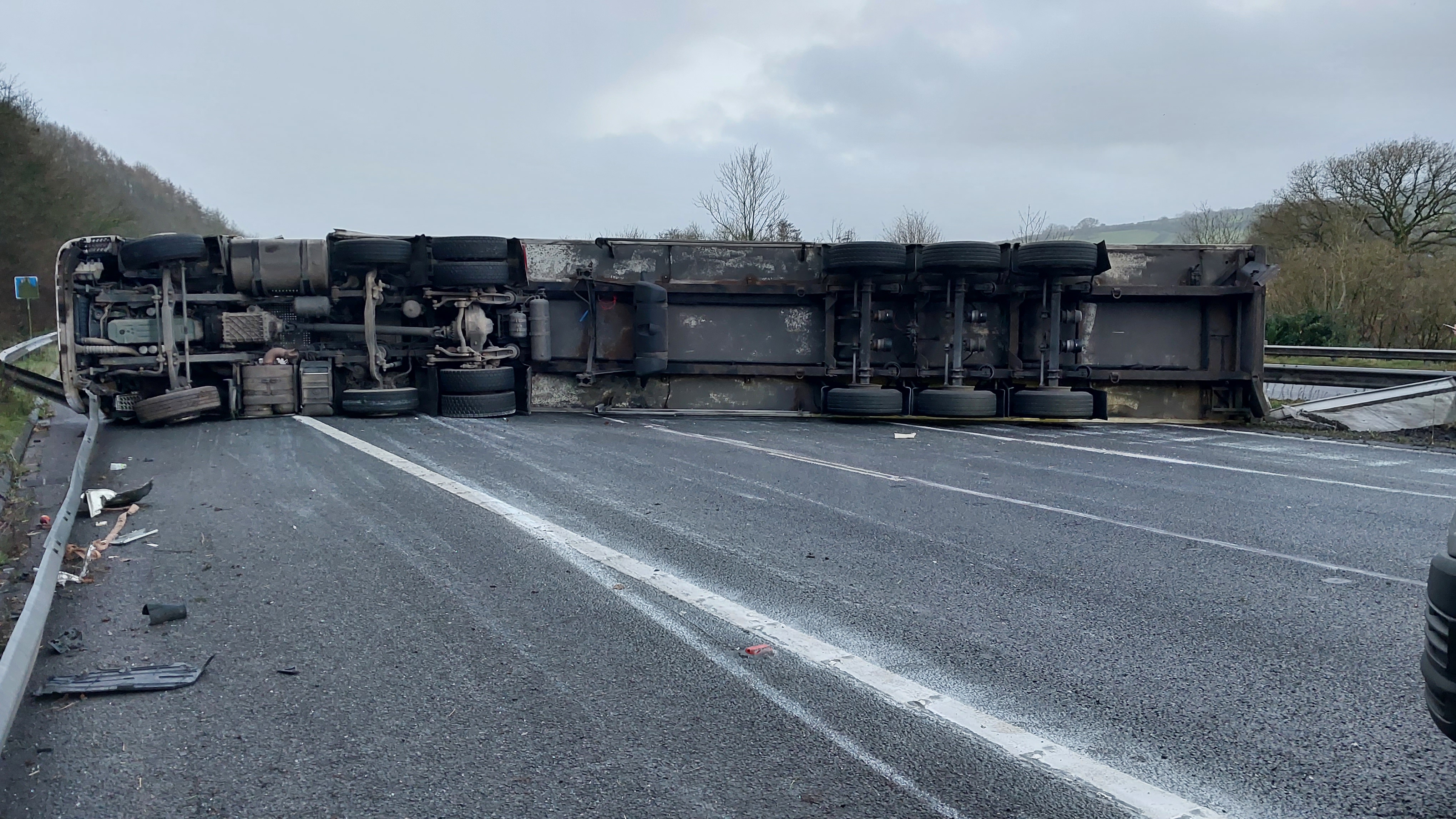 M5 motorway blocked by overturned potato lorry creditoncourier